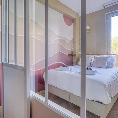 Beautiful 2 Air-conditioned Bedrooms *