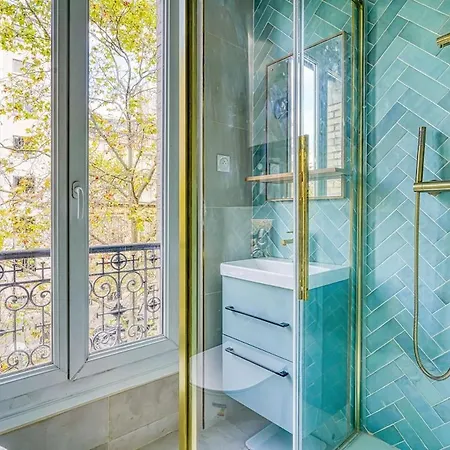 Beautiful 2 Air-conditioned Bedrooms *